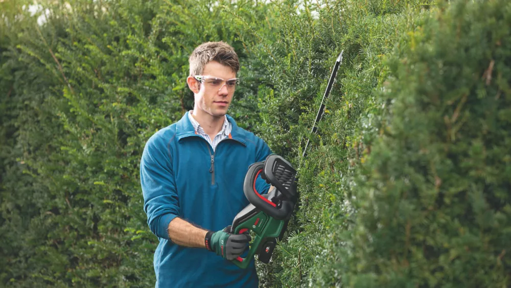 Bosch UniversalHedgeCut 18-50 50cm 18V 1 X 2.5Ah Li-Ion Power For All Brushless Cordless Hedge Trimmer 4 Bosch UniversalHedgeCut 18-50 50cm 18V 1 X 2.5Ah Li-Ion Power For All Brushless Cordless Hedge Trimmer - Image 2