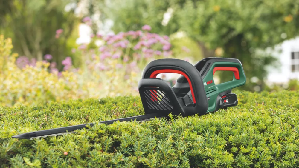 Bosch UniversalHedgeCut 18-50 50cm 18V 1 X 2.5Ah Li-Ion Power For All Brushless Cordless Hedge Trimmer 5 Bosch UniversalHedgeCut 18-50 50cm 18V 1 X 2.5Ah Li-Ion Power For All Brushless Cordless Hedge Trimmer - Image 3