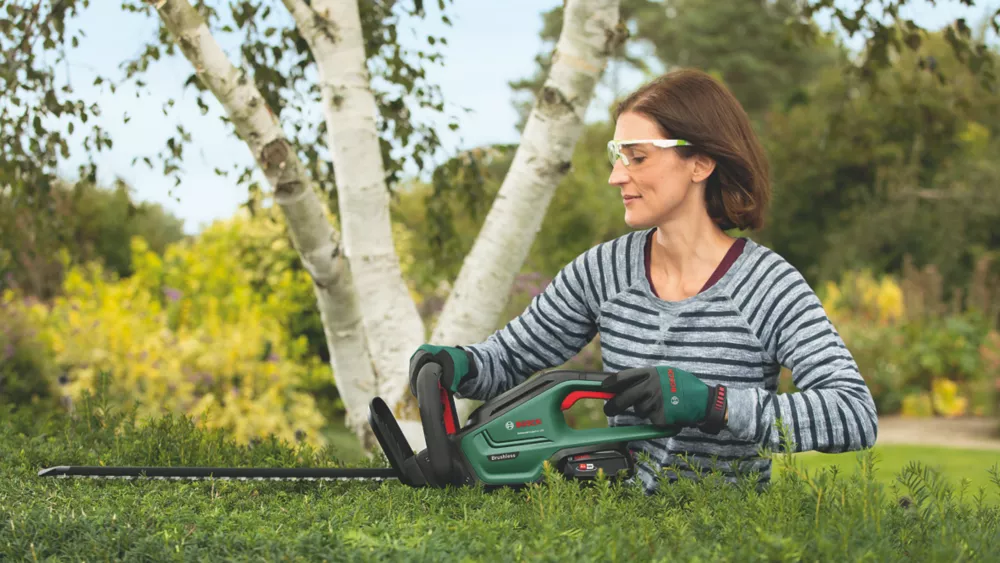 Bosch UniversalHedgeCut 18-50 50cm 18V 1 X 2.5Ah Li-Ion Power For All Brushless Cordless Hedge Trimmer 6 Bosch UniversalHedgeCut 18-50 50cm 18V 1 X 2.5Ah Li-Ion Power For All Brushless Cordless Hedge Trimmer - Image 4