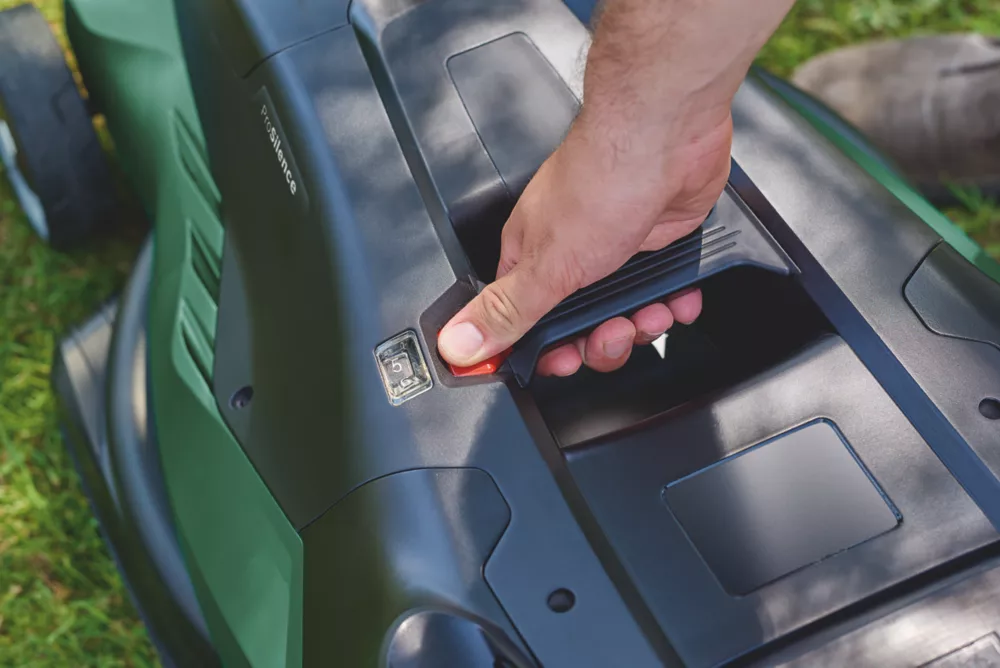 Bosch AdvancedRotak 650 1700W 42cm Lawn Mower 240V 4 Bosch AdvancedRotak 650 1700W 42cm Lawn Mower 240V - Image 2