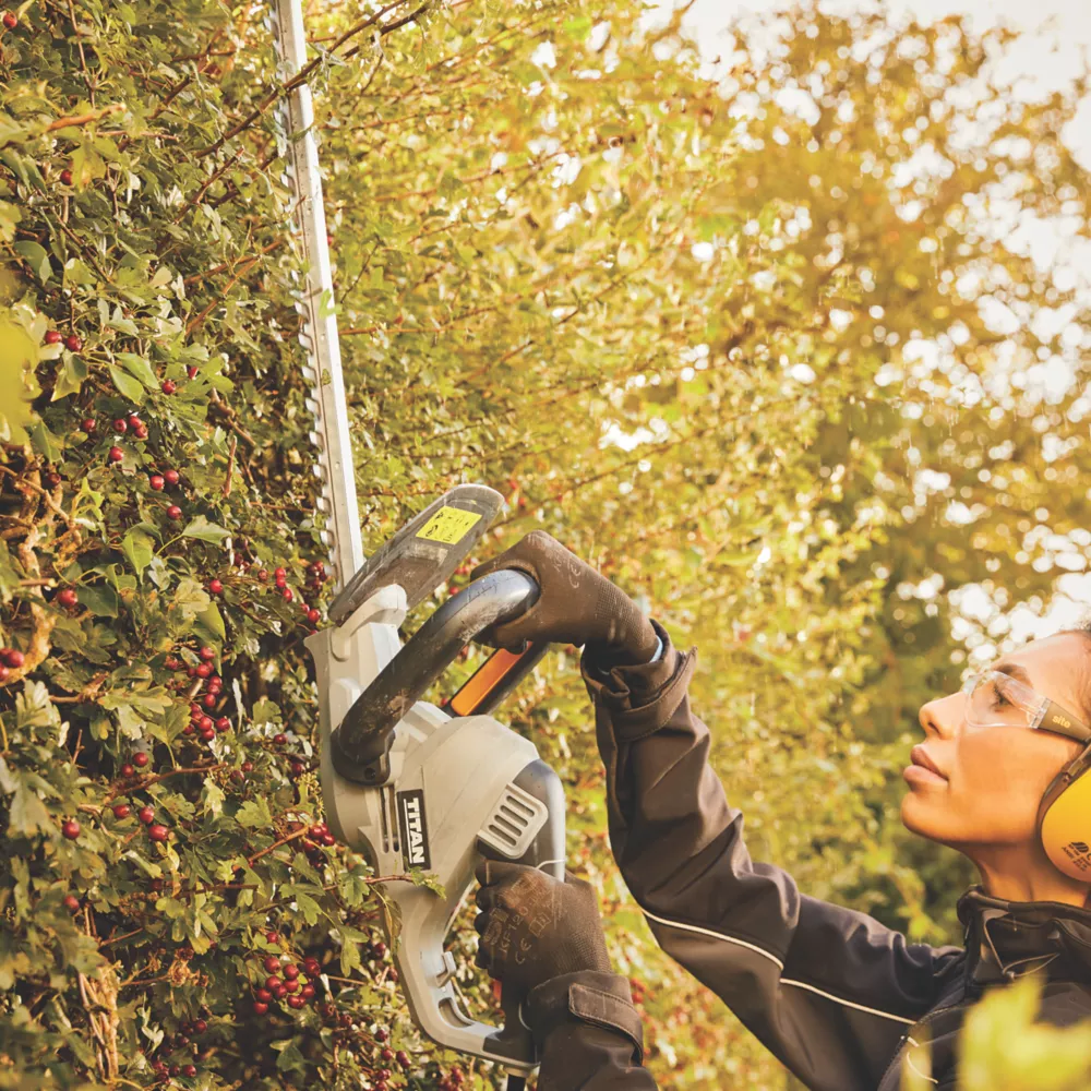 Titan TTB823HDC 50cm 550W 230V Corded Hedge Trimmer 5 Titan TTB823HDC 50cm 550W 230V Corded Hedge Trimmer - Image 3