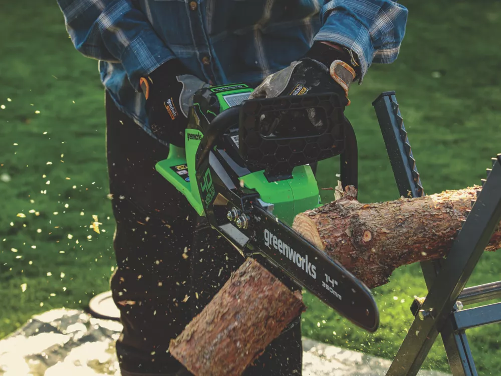 Greenworks GWGD40CS15K2 40V 1 X 2.0Ah Li-Ion Brushless Cordless 35cm Chainsaw 4 Greenworks GWGD40CS15K2 40V 1 X 2.0Ah Li-Ion Brushless Cordless 35cm Chainsaw - Image 2