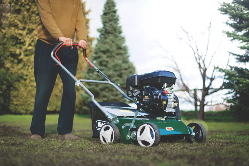 Webb WEPS400 212cc 40cm Petrol Lawn Scarifier & Raker 6 Webb WEPS400 212cc 40cm Petrol Lawn Scarifier & Raker - Image 4