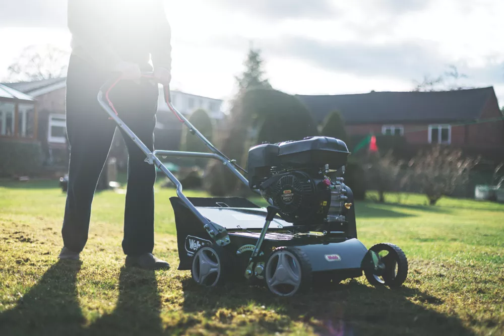 Webb WEPS400 212cc 40cm Petrol Lawn Scarifier & Raker 7 Webb WEPS400 212cc 40cm Petrol Lawn Scarifier & Raker - Image 5