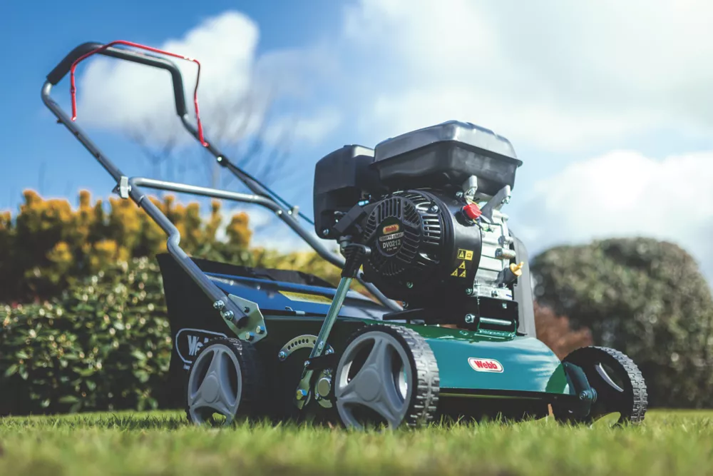 Webb WEPS400 212cc 40cm Petrol Lawn Scarifier & Raker 8 Webb WEPS400 212cc 40cm Petrol Lawn Scarifier & Raker - Image 6