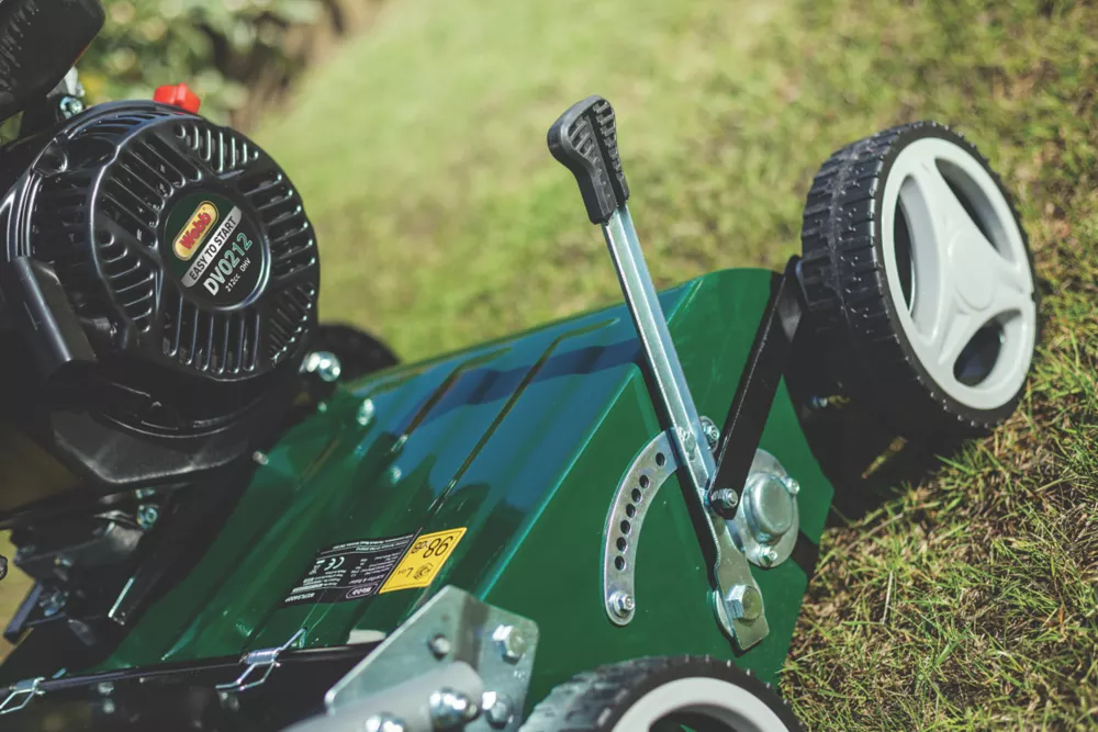 Webb WEPS400 212cc 40cm Petrol Lawn Scarifier & Raker 9 Webb WEPS400 212cc 40cm Petrol Lawn Scarifier & Raker - Image 7