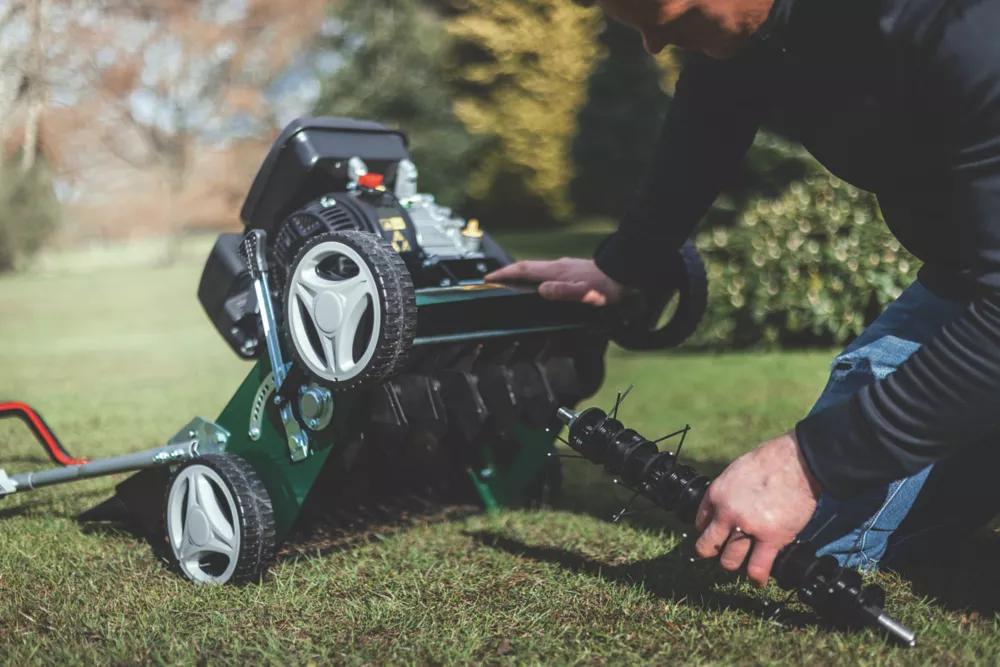 Webb WEPS400 212cc 40cm Petrol Lawn Scarifier & Raker 10 Webb WEPS400 212cc 40cm Petrol Lawn Scarifier & Raker - Image 8