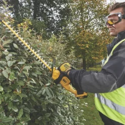 DeWalt DCM563P1-GB 55cm 18V 1 X 5.0Ah Li-Ion XR Cordless Hedge Trimmer 8 DeWalt DCM563P1-GB 55cm 18V 1 X 5.0Ah Li-Ion XR Cordless Hedge Trimmer -Forest Garden Shop 938HT A2
