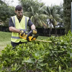DeWalt DCM563P1-GB 55cm 18V 1 X 5.0Ah Li-Ion XR Cordless Hedge Trimmer 9 DeWalt DCM563P1-GB 55cm 18V 1 X 5.0Ah Li-Ion XR Cordless Hedge Trimmer -Forest Garden Shop 938HT A3