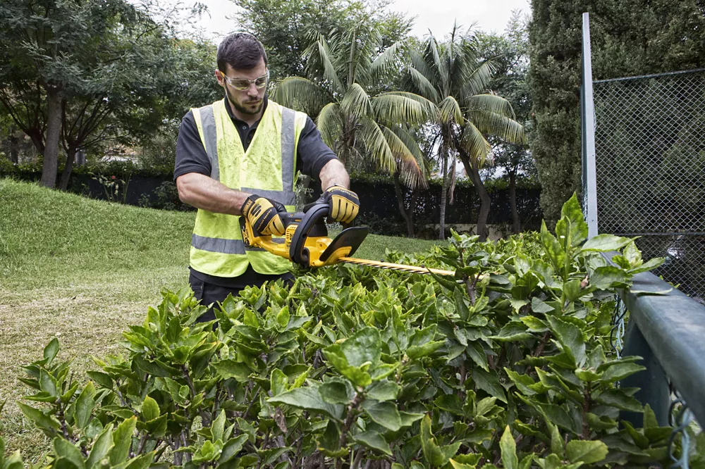 DeWalt DCM563P1-GB 55cm 18V 1 X 5.0Ah Li-Ion XR Cordless Hedge Trimmer 6 DeWalt DCM563P1-GB 55cm 18V 1 X 5.0Ah Li-Ion XR Cordless Hedge Trimmer - Image 4